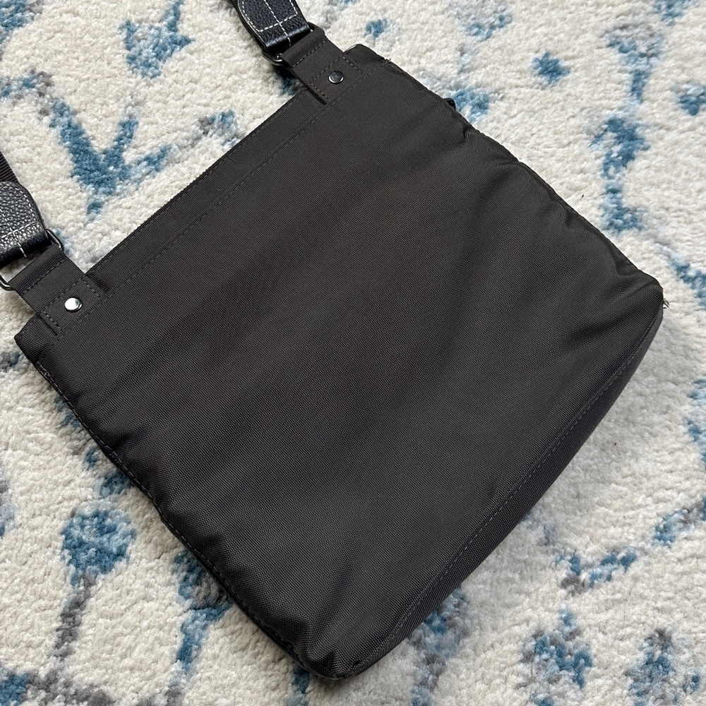 Roots Crossbody Messenger Bag - Pebbled Leather - As New Condition - Picture 4 of 8